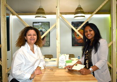 Sandrine Robe et Mialy Rabemanantsoa sur le stand Georges Helfer, qui fête cette année ses 60 ans