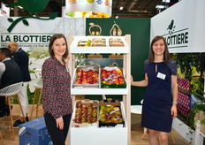 Justine Quéraux et Camille Marques du Groupe La Blottière, qui a présenté entre autres la QTee dans sa barquette 4 fruits