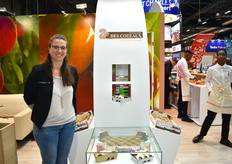 Coralie Langlois a mis en avant les kiwis jaunes et verts du Domaine des Coteaux sur le stand du groupe Innatis 