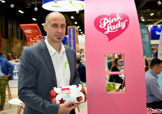 Damien Marcellin de la société Cardell Export met en avant la Pink Lady sur le stand du Groupe Innatis 
