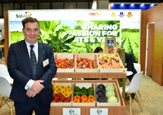 Pierre Monteux, directeur de Solveg, à côté de légumes présentés par Fruidor Terroirs