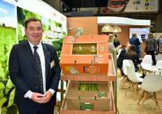 Pierre Monteux, directeur de la société Solveg, à côté de bananes de Gadeloupe et de Martinique