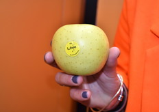 La fameuse Lubee, pomme jaune 100 % bio dévoilée par Innatis à l'occasion du salon