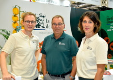 Robin et Pascal Delahaye et Lucie Chavanat sur le stand Le Jardin de Rabelais, venus présenter la nouvelle barquette carton tomates cerises de la marque La Petite Chérie à destination de la GMS