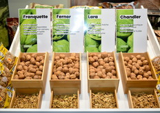Variétés de noix exposées sur le stand de la coopérative Cerno 