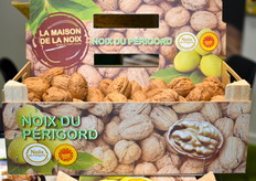 Nouvelle boite en bois de 1,5 kilo écologique et réutilisable présentée sur le stand de la coopérative Cerno 