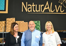 Charline Lantz, Pierre Del Valle et Anne Baumuller sur le stand NaturAlvi