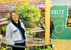 Mireille Rucart sur le stand de Voltz Horticulture, producteurs de jeunes plants spécialistes de la fleur, des plantes à massifs et des plantes vivaces. L'entreprise a racheté les pépinières André Briand (70ha de production)