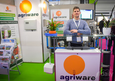 Frédérique Loncke d'Agriware montre la nouvelle solution pour contrôler le drainage cumulatif du sol. 