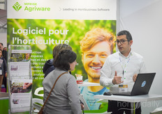 Vincent Ayala de Mprise Agriware présente les solutions logicielles aux visiteurs.