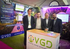 VGD expose la plateforme qui aide les producteurs à définir et à atteindre leurs objectifs en mettant en place des capteurs dans la serre qui calculent l'ajustement de l'éclairage.
