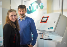 Jérôme Lachurie et son collègue d'Aria présentent le système de contrôle de l'entreprise