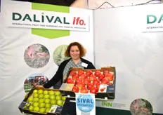 Fiona Davidson de Dalival Ifo qui présentait cette année ces deux variétés Tonik (SIVAL Innovation Argent) et Canopy