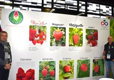 L'équipe de Earth Market venue présenter ses nouvelles variétés de framboise et la nouvelle variété de fraise Marly
