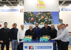 L'équipe d'Escande Nursery, de Ben Dor et de Timoteo sur le stand de Ben Dor pour présenter la nouvelle variété de poire Eden Gold