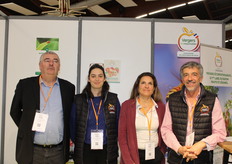 Le stand de l'AOP Pêches et Abricots de France avec Bruno Darnaud, Clémence Falque, Muriel Millan et Raphaël Martinez 