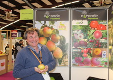 Benoit Escande des Pépinières Escande avec la nouvelle poire Eden Gold 