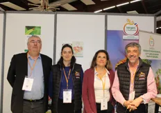Le stand de l'AOP Pêches et Abricots de France avec Bruno Darnaud, Clémence Falque, Muriel Millan et Raphaël Martinez 