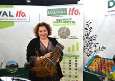 Fiona Davidson de l'entreprise Dalival ifo., avec le porte-greffe M200 qui a remporté le SIVAL d'Or de cette édition 2025