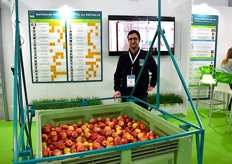 Guillaume Reveau du CTIFL, à côté de PIXFEL : outil d'évaluation rapide de la qualité des pommes à la récolte