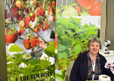 Madame Bourdin, sur le stand EARL Bourdin venue présenter des plants de fraises