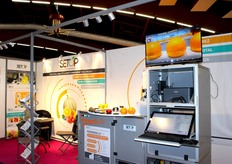 Setop et sa machine Pimprenelle III : laboratoire automatique d'agréage des fruits, qui mesure les poids, fermeté, teneur en sucres, acidité et jutosité d'un échantillon de 6 à 30 fruits 