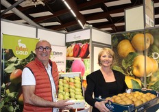 Frédéric Garcia et Monika Kujundzic présentant la poire Eden Gold et la nouvelle pomme Dora