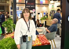 Camille Giron sur le stand de Mylord, spécialisé dans la production et la commercialisation de pommes dont l'Envy, la Jazz et la Rubis Gold