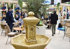 "La place de Blue Whale", avec la traditionnelle fontaine qui rappelle l'atmosphère des petits villages provencaux typiques de la France