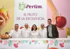 L'équipe de Perlim avec des clients venus la rencontrer à l'occasion de cette édition 2025 du Fruit Attraction