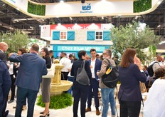 Beaucoup de monde sur le stand de Blue Whale lors du cocktail organisé le premier jour par le groupe