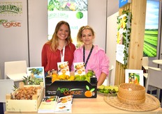 Julie et Cécile sur le stand d'AgruCorse, ont mis à l'honneur la gamme de produits de l'entreprise dont les citrons verts, les clémentines ou encore les amandes