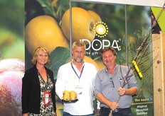 Monika Kujundzic, Sébastien Rispe et Benoit Escande pour la pomme Dora, dernière innovation des pépinières Rispe et Escande