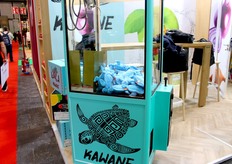 Une machine attrape-peluche sur le stand de FDA International en l'honneur de la pomme Kawane et son emblème la tortue
