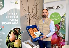 François Chevalier, avec la poire Kiara (récompensée par un SIVAL d'or) sur le stand de Gradilis