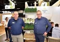 La société hollandaise Lenders, qui produit des plants de poireaux, mise à l'honneur mercredi sur le stand de Voltz, avec Ivo van der Linden et Ruud Lenders