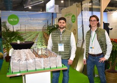 Michael Abraham et Anthony Pauchet présentent des solutions de protection pour le maraîchage - société Ektar