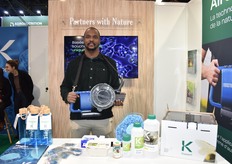 Gérald Surena, société Koppert, présente sur la photo un épandeur à auxiliaires