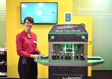 Enya Vermuë, dirigeante d'Agrivaloire au SIVAL 2026, présente l'éplucheuse Peelmaster Mini de Tenrit Foodtec

