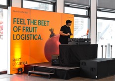 Pour la première fois un DJ mixait dans le Hall d'entrée du Messe Berlin