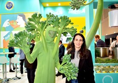 Amélie Tacon Santos avec la mascotte Bimi sur le stand de Sakata