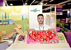 Lou Peyremorte sur le stand de Mesfruits