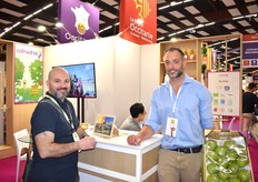 Thomas Crabos, société Cofruid'oc, avec un client Joao Santos Silva
