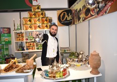 Ortex International, spécialisée dans la vente de dattes et de Chine, avec Mohamed Hanou en train de servir un (délicieux) thé à la menthe