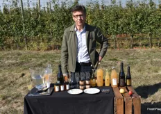 Gilles Tessier des Vergers de la Silve avec ses produits basés sur l'Honeycrunch de Pomanjou