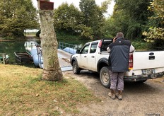 François Idiart emmène par bateau sa voiture sur l'île où il cultive des kiwis