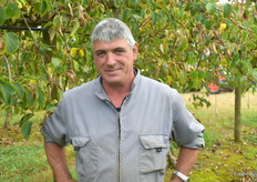 Jean-Louis Tissier entouré de ses arbres Nergi dans le village de Lahontan dans le sud de la France
