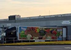 Ce camion montre la coopération entre le M.I.N. de Lille et le M.I.N. de Châteaurenard. Des produits tels que les légumes cultivés en plein air et les fraises sont envoyés vers le sud, tandis que les fruits à noyau, les melons et la gamme ratatouille sont envoyés vers le nord.