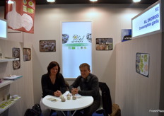 Aurélie Gasquet et André Piallat du GIE L'Ail Drômois présentant l'ail et l'échalote de consommation