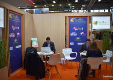 Julien Batlle et Benjamin Dumas de la société Jardins du Roussillon ont présenté leur gamme de fruits à noyaux et salades